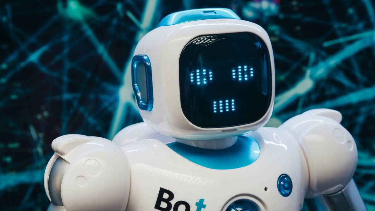 The ditzy robot (Photo Credit: Kindel Media, Pexels)