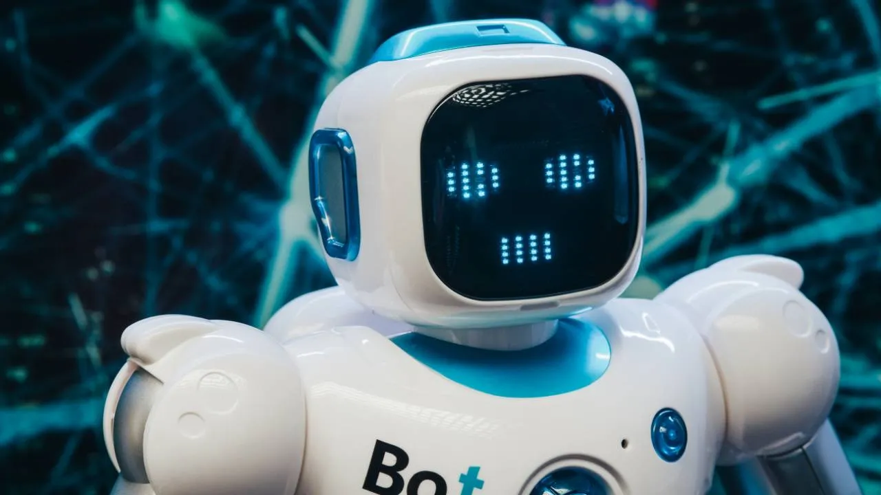 The ditzy robot (Photo Credit: Kindel Media, Pexels)