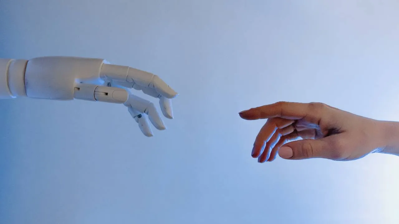 Human to robot (Photo Credit: Tara Winstead, Pexels)